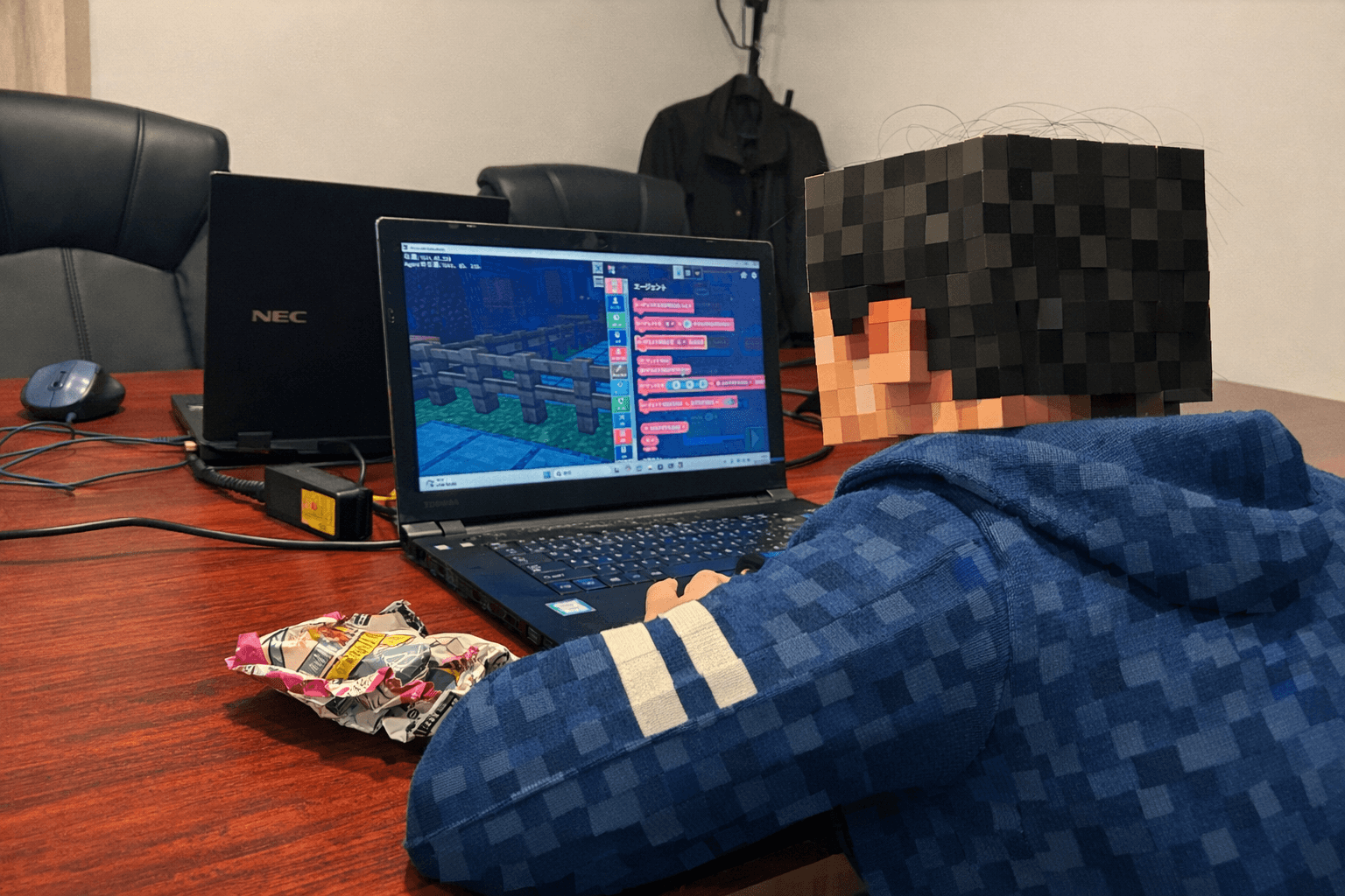 生徒が集中して画面と向き合っている様子