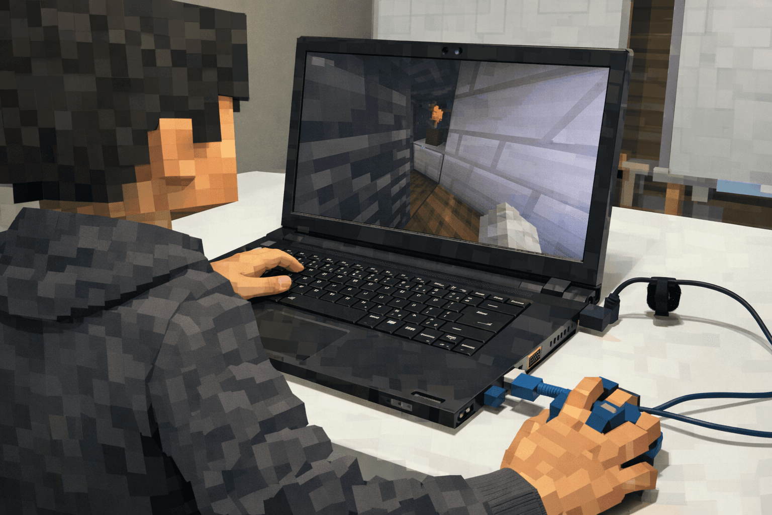 生徒がマイクラの画面に向かって集中している様子